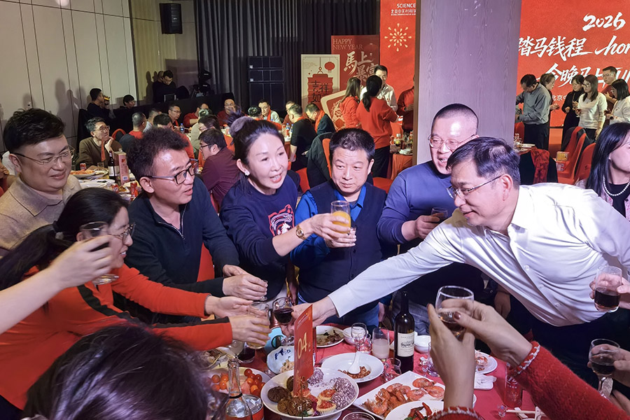 21 年会-黄总敬酒2.jpg